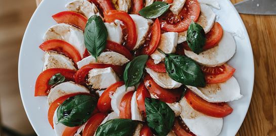 Η ιστορία, η συνταγή και τα μυστικά της τέλειας caprese