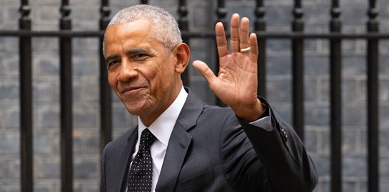 Ο Barack Obama έκανε μια αστεία χειρονομία για τον Donald Trump κι έγινε viral