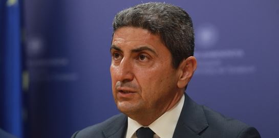 Η στιγμή που ο Λευτέρης Αυγενάκης χτυπά εργαζόμενο στο Ελ. Βενιζέλος