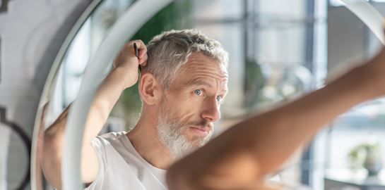 Τι πρέπει να κάνεις για να γκριζάρουν λιγότερο - ή καθόλου- τα μαλλιά σου