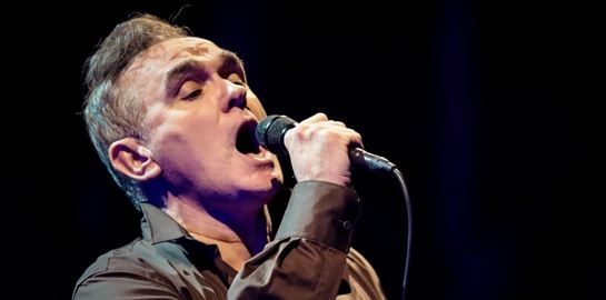 Ο Morrissey &#39;πάγωσε&#39; την περιοδεία του -Τον απείλησαν ότι &#39;θα προσπαθήσουν να τον πυροβολήσουν&#39;