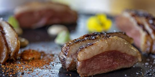 Η συνταγή του Σπύρου Μαυροειδή για στήθος πάπιας με sesame tofu​​​​​​​