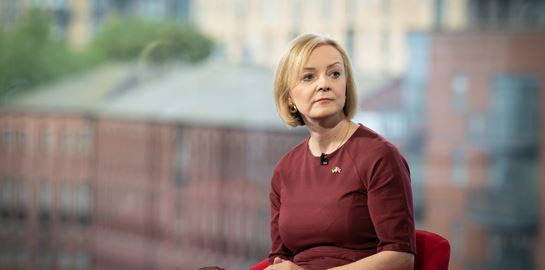 Τρίζει η καρέκλα της Liz Truss στη Βρετανία