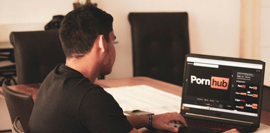 Το Pornhub βρίσκεται στο στόχαστρο της Ευρωπαϊκής Επιτροπής