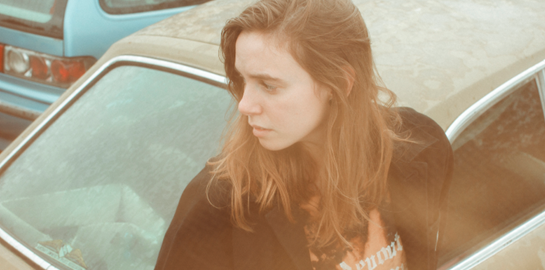 Η Julien Baker και η αιώνια λιακάδα ενός μουσικού μυαλού