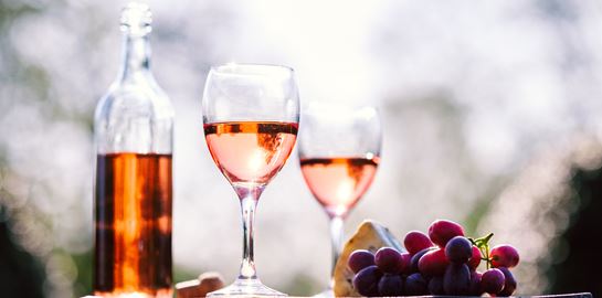 Καλωσορίζοντας το καλοκαίρι με θαυμάσια ροζέ κρασιά