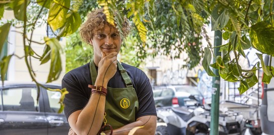 Ο Αλέξανδρος Γκικόπουλος και η ζωή ανάμεσα από ποτά, φυτά και sex toys