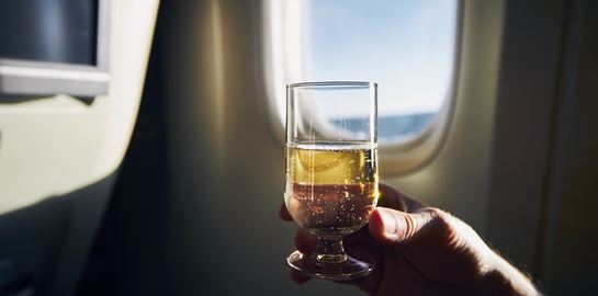 Γιατί δεν πρέπει να πίνεις αλκοόλ όταν πετάς με αεροπλάνο