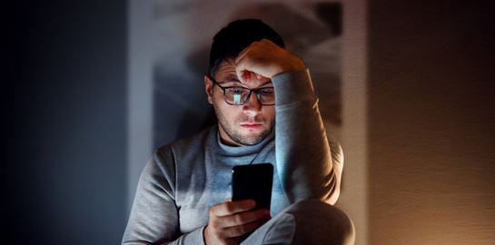 Αυτές οι συνήθειες δείχνουν ότι έχεις εθιστεί στο κινητό σου