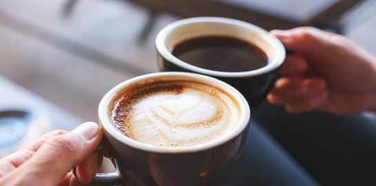 Τι μπορείς να βάλεις στον καφέ για να μειώσεις τη νευρικότητα που σου προκαλεί