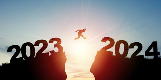 Ο πλανήτης αποχαιρετά ένα ταραχώδες 2023 και υποδέχεται ένα αβέβαιο 2024