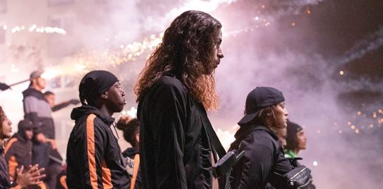 Η Athena του Romain Gavras είναι η άλλη όψη του Emily in Paris