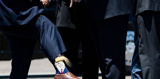 Η κόλαση υπάρχει και είναι αυτές οι κάλτσες με το μαλλί του Donald Trump