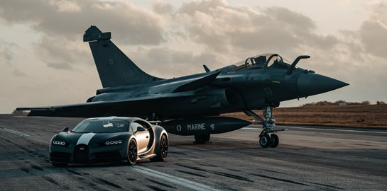 Bugatti Chiron εναντίον μαχητικού τζετ