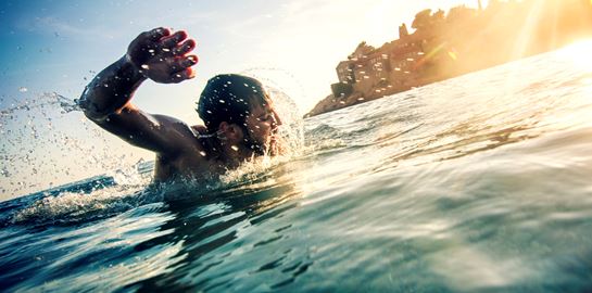 Πώς θα κάψεις λίπος και θα χτίσεις μύες μέσα στο νερό