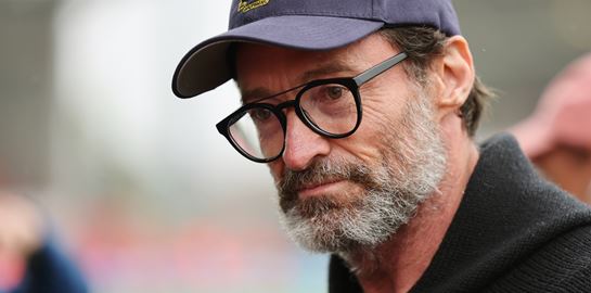 Ο Hugh Jackman θα μας κάνει να ξαναφορέσουμε τα Converse των &#39;90s