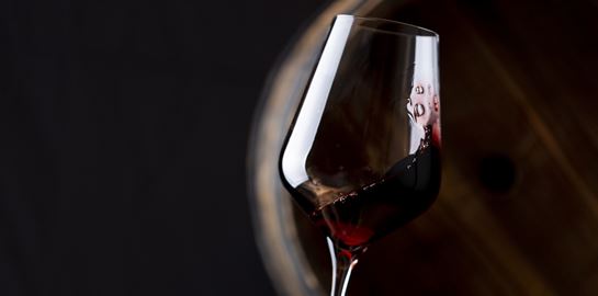 4 τρόποι για να εντυπωσιάσεις τους φίλους σου με κρασί