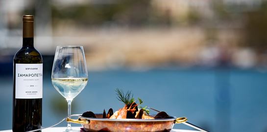 Το τέλειο wine pairing με τη Σαμαρόπετρα Κυρ-Γιάννη στην Πισίνα