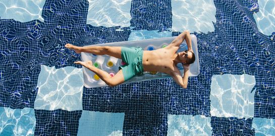 Μαγιό με έντονα χρώματα και εκκεντρικά σχέδια