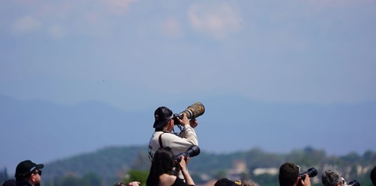Φωτογραφίζοντας αεροπλάνα και ελικόπτερα: H ξεχωριστή παγκόσμια κοινότητα των Airplane Spotters