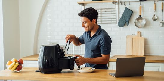 Το air fryer μαγειρεύει πιο υγιεινά ή κατάπιαμε αμάσητο ένα ακόμη trend;