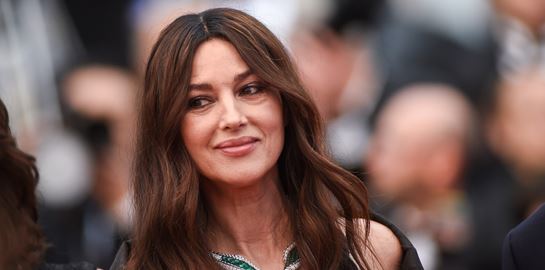 Monica Bellucci και Deva Cassel βολτάρουν στην Πάρο