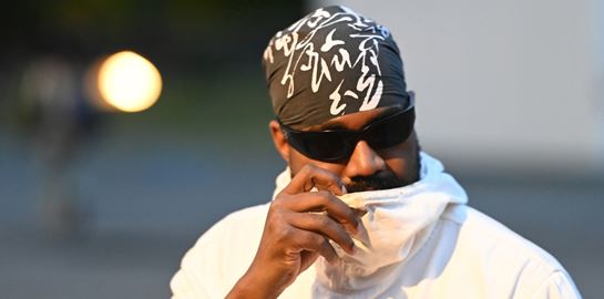 Ο Kanye West πουλάει πλέον μπλουζάκια με σβάστικες σαν να μην τρέχει τίποτα