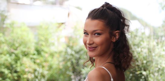 Το αποκαλυπτικό ολόσωμο μαγιό της Bella Hadid