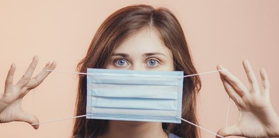 Η υποχρεωτική χρήση της μάσκας στην εποχή της μετακανονικότητας