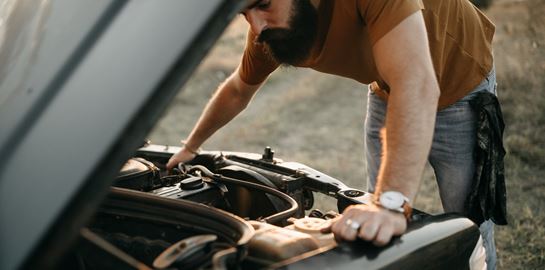 Γιατί 'μένουν' τα αυτοκίνητα στην Ελλάδα