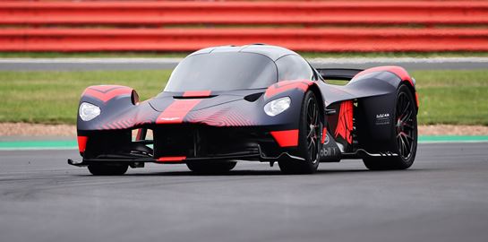 Η Aston Martin Valkyrie βγήκε επιτέλους στην πίστα
