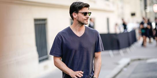 Η επιστροφή του V-neck στο αντρικό στυλ