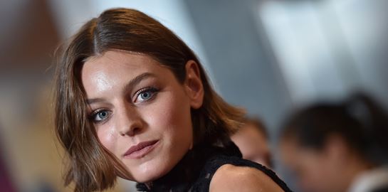 Η Emma Corrin, η Diana του &#39;The Crown&#39; εξηγεί γιατί η πριγκίπισσα ταυτίζεται με την ΛΟΑΤ+ κοινότητα