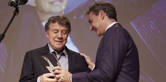 Ο Κυριάκος Μητσοτάκης βράβευσε τον Ότο Ρεχάγκελ