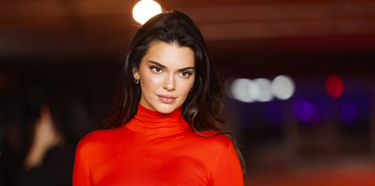 Οι διάσημοι που έκαναν σχέση με τα αδέρφια των κολλητών του