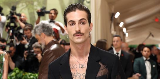 Το αγαπημένο φανελάκι του Damiano David είναι πάμφθηνο και φοριέται παντού