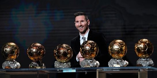 Ο Leo Messi κερδίζει Χρυσή Μπάλα και στο στυλ