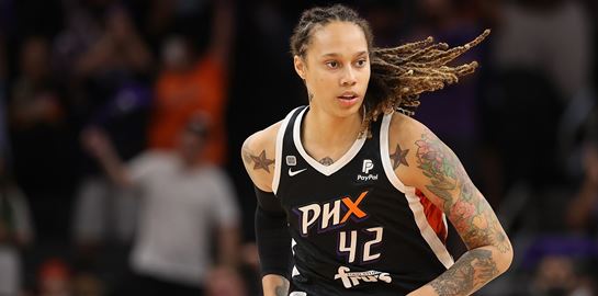Η μπασκετμπολίστρια Brittney Griner κρατείται σε ρωσική φυλακή. Αλλά γιατί;