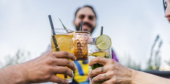 Αλκοόλ και ζέστη δεν πάνε μαζί, λέει η επιστήμη