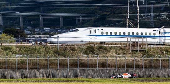 Red Bull F1 εναντίον του ταχύτερου τρένου της Ιαπωνίας