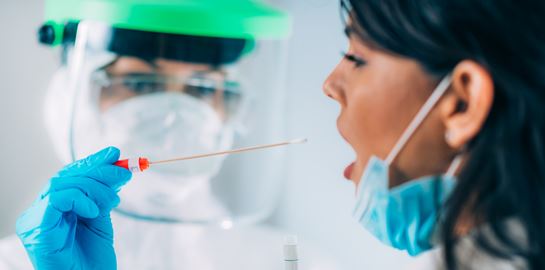 Γιατί αυξάνονται τα κρούσματα κορονοϊού στους νέους