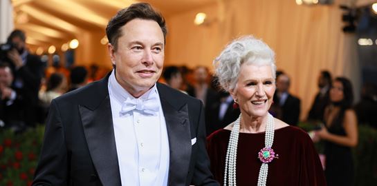 Σε άλλα νέα, η μαμά του Elon Musk έχει κάτι να πει για το γιο της