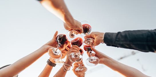 Αποχαιρετάμε το brunch και καλωσορίζουμε το drunch που κάνει θραύση