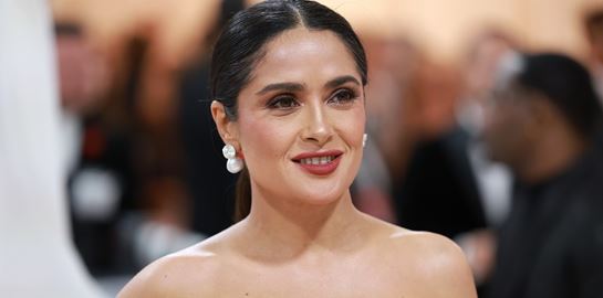 Salma Hayek με μπλε μπικίνι για να πάει καλά η Τρίτη μας