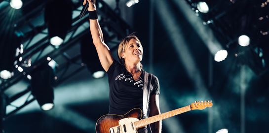 Φαντάσου να ταξιδεύεις και να δεις τον Keith Urban να τραγουδά στο αεροδρόμιο