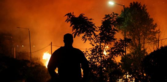 10+1 συγκλονιστικές φωτoγραφίες του Reuters από τις πυρκαγιές στην Αττική