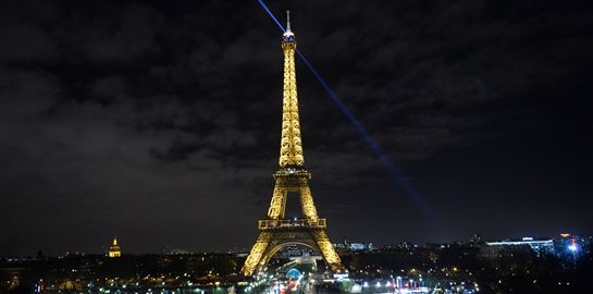 Γιατί στήνονται αντίσκηνα στο κέντρο του Παρισιού;