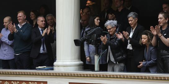 Τελέστηκε ο πρώτος γάμος ομόφυλου ζευγαριού παρουσία αστυνομικών