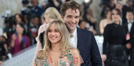 O Robert Pattinson και η Suki Waterhouse έγιναν για πρώτη φορά γονείς