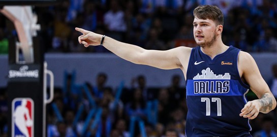 Ο Luka Doncic πλησιάζει τον Michael Jordan